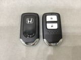 スマートキーを装備しています。鍵を差し込むことなくドアロックの開け閉めと、スタートボタン操作でのエンジンスタートができます。スペアキーも同じものを用意しております。