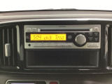 純正CDチューナーにはAUX入力端子がついてますので外部入力から音楽などを楽しめます。その下には1DIN分の小物入れがついています。CDケースなどを入れるのに便利です。