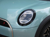 新しくなったヘッドライトです。従来の丸目のライトに2本のLEDが加わり、新しくなったMINIのフロントマスクを印象付けます