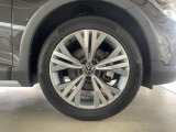 245/45R18タイヤにAdvance専用アルミホイールを装着。