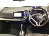 車内は光触媒抗菌消臭施工済です。インパネ周りはスタイリッシュなデザインです。グローブボックスやカップホルダーのほかにトレーなどたくさんの収納スペースが付いています。