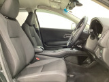 広い足元にゆったり座れるシートには肘掛けも装備しており長距離の運転でも疲れにくくなってます。