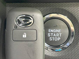 【キーフリーシステム】カバンやポケットに入れたままでもドアの施錠・解錠が可能なスマートキーを装備。エンジンのオン・オフ時もカギを取り出す必要が無いからとっても便利です♪