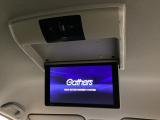 天井にリア席モニターが付いています。ナビゲーションで再生しているDVD等の映像を、後部座席の方にご覧いただくことができます。お子様にも大人気です。