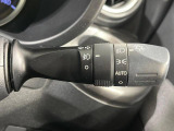 【オートライト】周りの明るさに応じて自動でヘッドライトの点灯・消灯ができる機能です!ライトの付け忘れ・消し忘れなどが無くなり、雨の日や夕方の走行も安心!トンネル通過時も便利ですね♪