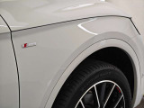 S lineパッケージ搭載の証であるバッジが車体左右フロントタイヤ後部にございます。