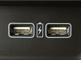 充電用USBジャックを2個装備!iPhoneはもちろん少しアンペアが高めのiPadも充電することが出来ます(運転しながら充電できます)