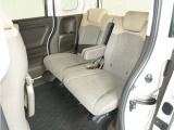 家族やご友人とBBQに行くとき、楽しさは道中の車内から始まっています!このベンチシートに座って、みんなで和気あいあい盛り上がりましょう!