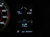 ディスプレイには、平均燃費、外気温、航続可能距離などの情報が表示されます。