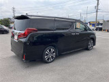 広々とした車内空間に優れた燃費性能。更にデザインも上質で人気のお車です!