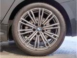 【BMWアロイホイル】軽量かつ強度に拘ったアロイホイル。走行性能ポテンシャルを引き出す設計。車の足元を引き締めてくれる大きなポイントはアロイホイルです。