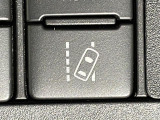 【レーンディパーチャーアラート(LDA)】クルマが車線または走路から逸脱する可能性がある場合に、ブザーまたはハンドルの振動により注意をうながします。機能には限界があるためご注意ください。