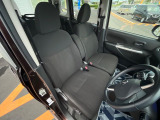 運転席まわりには十分なスペースがあり、大柄な方でもゆったり運転していただける環境です。