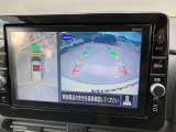 インテリジェントアラウンドビューモニター付きなので、上空から見下ろしているかのような画像ナビに表示します。ひと目で周囲の状況がわかるため、スムーズに駐車できます。