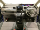 車内は光触媒抗菌消臭施工済です。スタイリッシュなデザインで暖かみのあるインパネ周りを演出します。グローブボックスやカップホルダーのほかにトレーなどたくさんの収納スペースが装備されています。