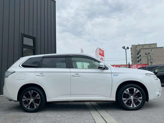 三菱 アウトランダーPHEV 2.0 G セイフティパッケージ 4WD 自社