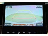 バックガイドモニター(バックモニター)付き。車両後方の映像をナビ画面に表示し、駐車などの後退操作をサポートします。