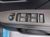 電動ドアミラーとパワーウィンドウのスイッチ。コンパクトにまとまって配置されていて使いやすいですよ。ドアミラーはキーフリー連動で格納する機能付き。