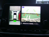 空から見下ろすような視点で、スムースな駐車と安全確認をサポートします。