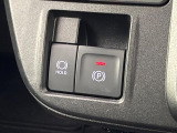【電動パーキングブレーキ】パーキングブレーキは便利な電動式!ボタン一つで操作でき、アクセルを踏めば自動で解除されます♪レバーやペダルが無いので運転席廻りもすっきりしますね♪