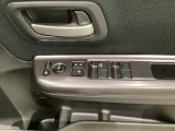 ハンドルの右側に電動格納付きパワーミラーの操作スイッチがついています。左右のサイドミラーの角度調節も微調整ができて便利です。パワーウインドウは運転席でドア4枚とも上下の操作ができるようになっています。