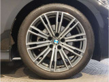【BMWアロイホイル】軽量かつ強度に拘ったアロイホイル。走行性能ポテンシャルを引き出す設計。車の足元を引き締めてくれる大きなポイントはアロイホイルです。