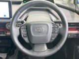 インテリアに合わせたデザインのステアリングは、運転される方のことも考え、運転しやすい形状、大きさです。是非一度、実際に触ってお確かめください。