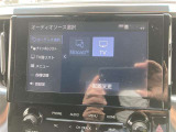 純正ナビを装備。タッチパネル式で使いやすく、お出かけもラクラクです。