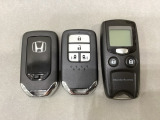 スマートキー付きですからドアロックの開閉およびエンジンスタートが楽々です。電動スライドドアの開け閉めもボタンで操作できます。加えて、純正リモコンエンジンスターター用の操作キーもついています。