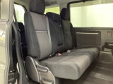 2列目シートは背もたれの角度調節ができるベンチシートになっております。長距離運転になってもゆったりとできるように、アームレストがついてます。