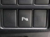超音波センサーを利用して、車両前方や車両後方の障害物を検知。障害物との距離と接近部位の位置をマルチインフォメーションディスプレイに表示し、同時に音声とブザーでドライバーに注意を促します。