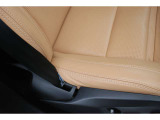 中古車で気になるシートは僅かにシワ、へたりがございます。