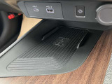 ワイヤレス充電器、Qi(チー)規格対応スマートフォンを置くだけで充電ができます。
