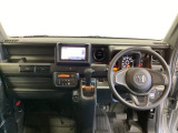 車内は光触媒抗菌消臭施工済です。インパネ周りはスタイリッシュなデザインです。グローブボックスやカップホルダーのほかにトレーなどたくさんの収納スペースが付いています。