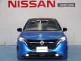 白色光で遠方まで明るく照らしだし、ナイトドライブでの安全運転をサポート