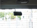 この車にはリアにもドライブレコーダーを装備しております◆映像・音声などを記録する自動車用の装置です。 もしもの事故の際の記録はもちろん、旅行の際の思い出としてドライブの映像を楽しむことができます。