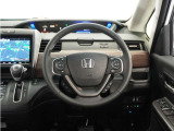 【Honda SENSING】 カメラ等装置で精度の高い検知能力を発揮、安全運転を支援します。ステアリング上のコントローラーに注目!