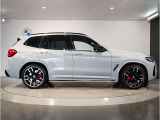 ☆BMWの前後重量配分50:50はエンジン自体をフロントタイヤよりも後ろにずらし、通常はエンジンルーム内に搭載される重量物であるバッテリーをトランクに移動させるなどして実現されています☆