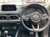 【マツダ・レーダー・クルーズ・コントロール (MRCC)】運転者がアクセルやブレーキを踏まなくても設定した速度での定速走行や先行車との車間距離を一定に保つ追従走行により、運転者の負担を軽減するシステムです。