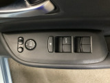 電動格納式リモコンドアミラーと、パワーウィンドウマスタースイッチ等は運転席ドアにあります。