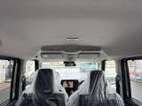 ご覧のように天井も高くて、とにかく広い室内です♪
