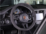 GTスポーツステアリングが、レーシングスピレーション溢れる操作性とデザインを提供。ドライビングの興奮を高めます。
