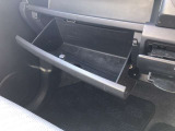 大きなグローブボックス。車検証・小物入れに。