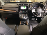 車内は光触媒抗菌消臭施工済です。スタイリッシュなデザインでスポーティなインパネ周りを演出します。グローブボックスやカップホルダーのほかにトレーなどたくさんの収納スペースが付いています。