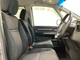 広い足元に肘掛けもついたゆったり座れるシートです。運転席と助手席の足元が空いているため、助手席側への移動がスムーズです。交通量の多い道でも、助手席側から乗り降りができます。