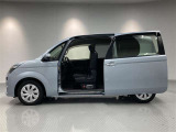 大開口ワイヤレス電動スライドドアで狭い駐車場でも、隣のクルマを気にすることなくフルオープンすることができ、お子様がいても乗降しやすいです!