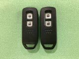 スマートキーを装備しています。鍵を差し込むことなくドアロックの開け閉めと、スタートボタン操作でのエンジンスタートができます。スペアキーも同じものを用意しております。