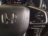 ハンドルにHondaセンシング系のクルーズコントロールやレーンキープアシストなどの操作スイッチが装備されています。ハンドルから手を離さず安全に操作できます。