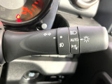 【オートライト】周りの明るさに応じて自動でヘッドライトの点灯・消灯ができる機能です!ライトの付け忘れ・消し忘れなどが無くなり、雨の日や夕方の走行も安心!トンネル通過時も便利ですね♪