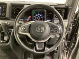 ハンドルにHondaセンシング系のクルーズコントロールやレーンキープアシストなどのスイッチと、オーディオの操作スイッチが装備されています。ハンドルから手を離さず安全に操作できます。